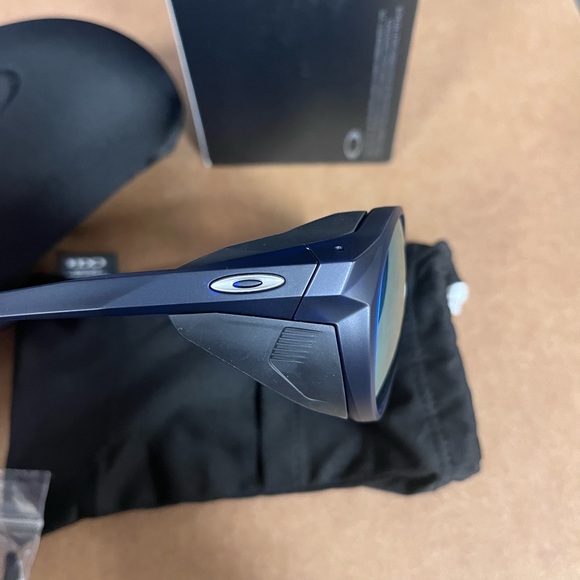 NWT authentic Oakley Clifden - Picture 9 of 9